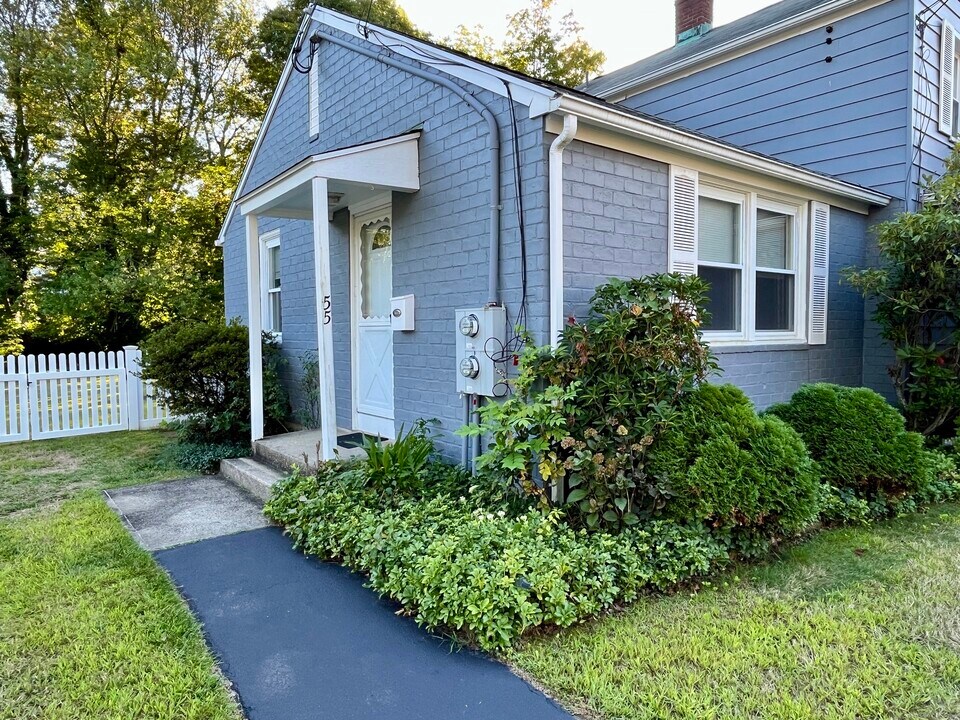55 Greenlawn Dr in Fairfield, CT - Building Photo