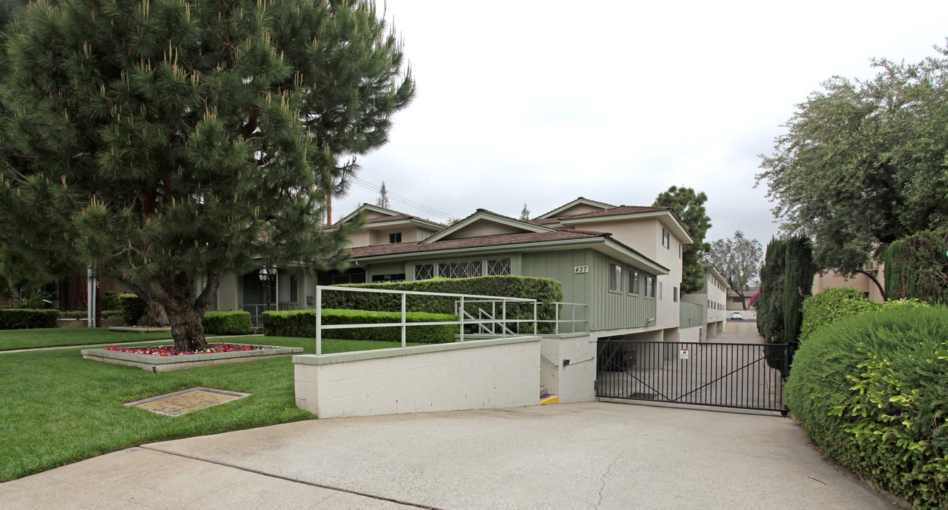 The New Englander in Arcadia, CA - Foto de edificio