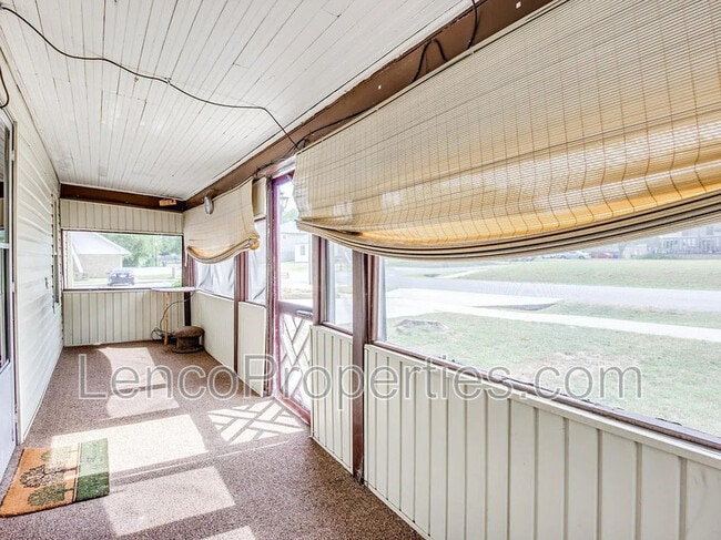 327 S Ponca Ave in Norman, OK - Foto de edificio - Building Photo