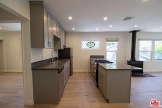 1127-1135.5 Vista in Los Angeles, CA - Building Photo - Interior Photo
