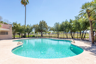 Williams Gateway Apartments in Gilbert, AZ - Foto de edificio - Building Photo