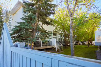 60 Kingsland SW in Calgary, AB - Building Photo - Building Photo