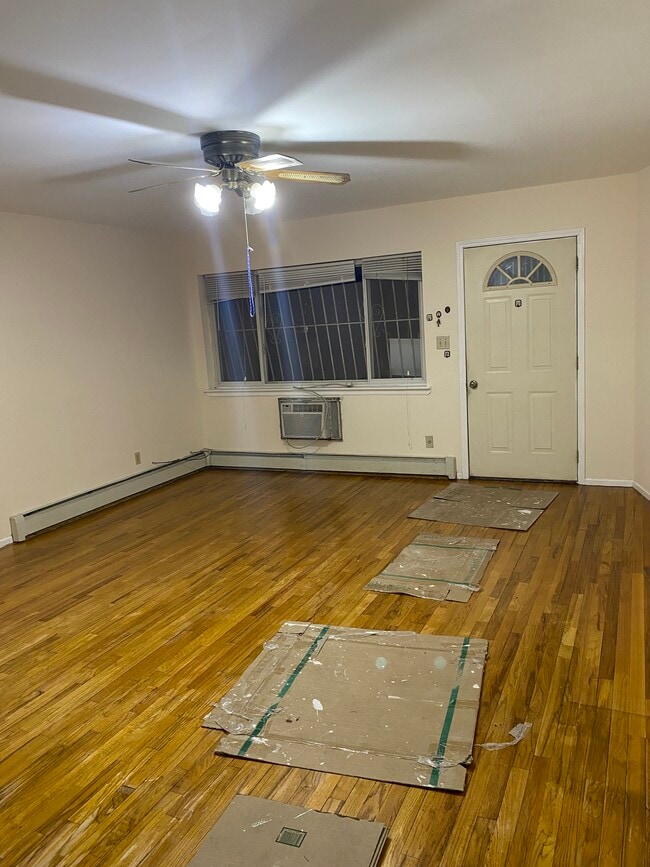 35-22-22 163rd St, Unit 1 in Queens, NY - Building Photo - Building Photo