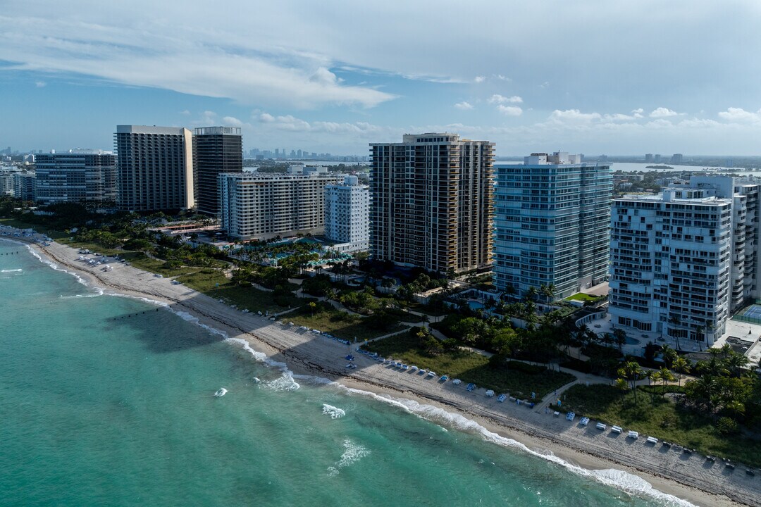 Bal Harbour Tower in Bal Harbour, FL - Foto de edificio
