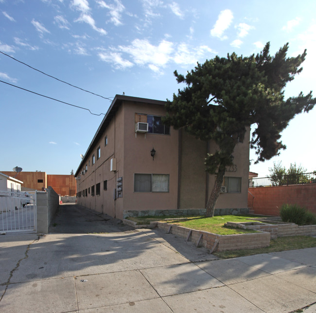 11233 Lower Azusa Rd in El Monte, CA - Foto de edificio - Building Photo