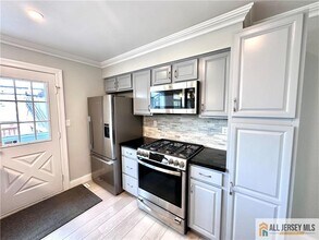 24 Mochen Ct in Sayreville, NJ - Building Photo - Building Photo