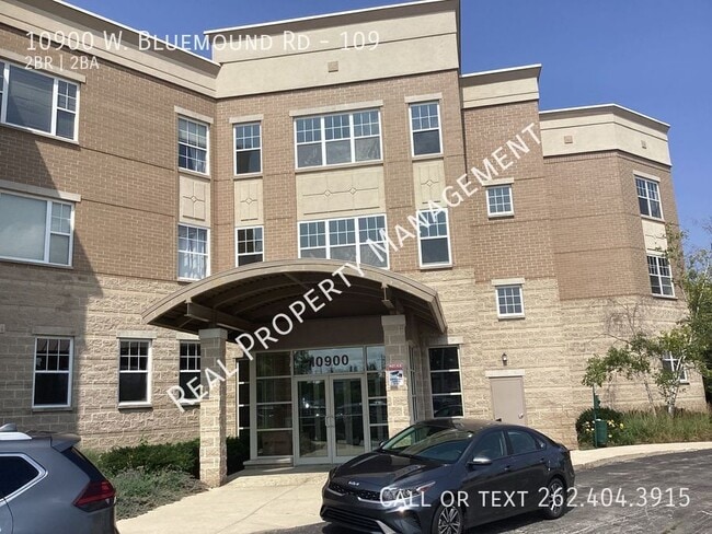 10900 W Bluemound Rd in Wauwatosa, WI - Building Photo - Building Photo