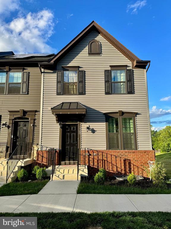 property at 1100 Spur Ln