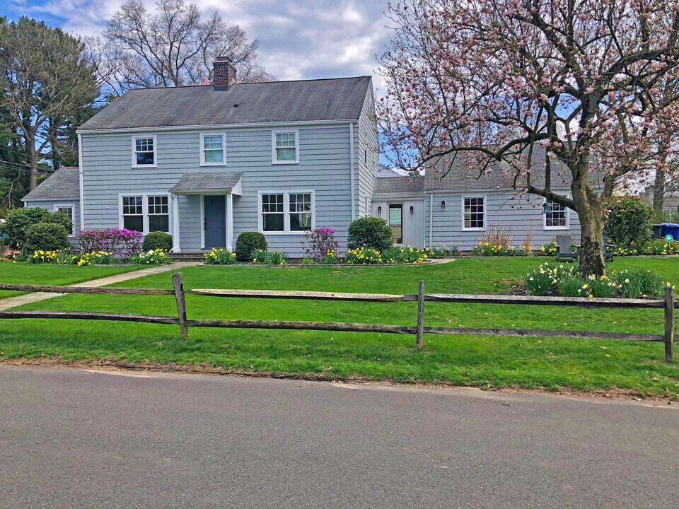 1 Juniper Rd in Westport, CT - Building Photo