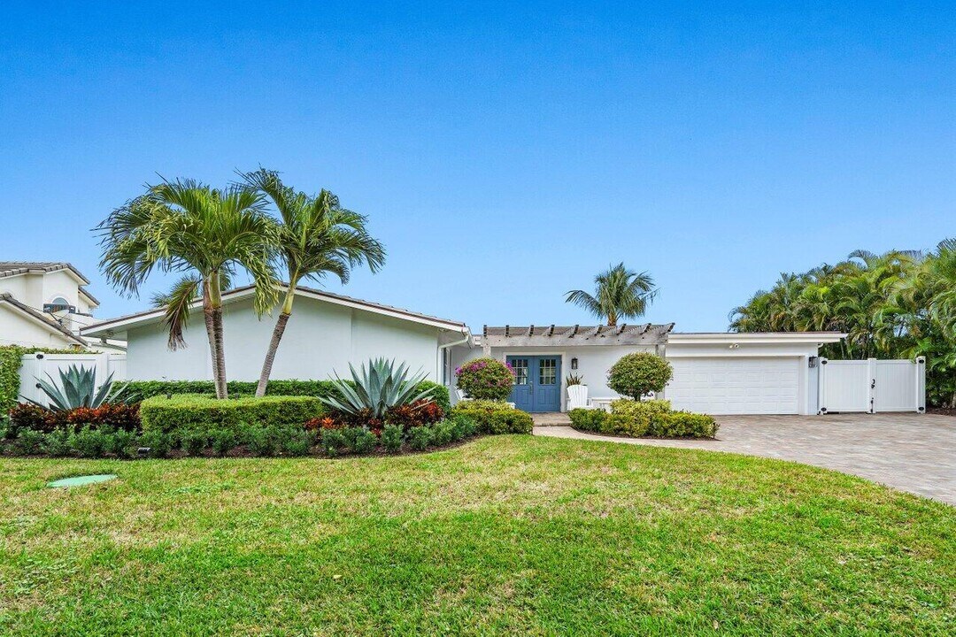 2147 Radnor Ct in North Palm Beach, FL - Building Photo