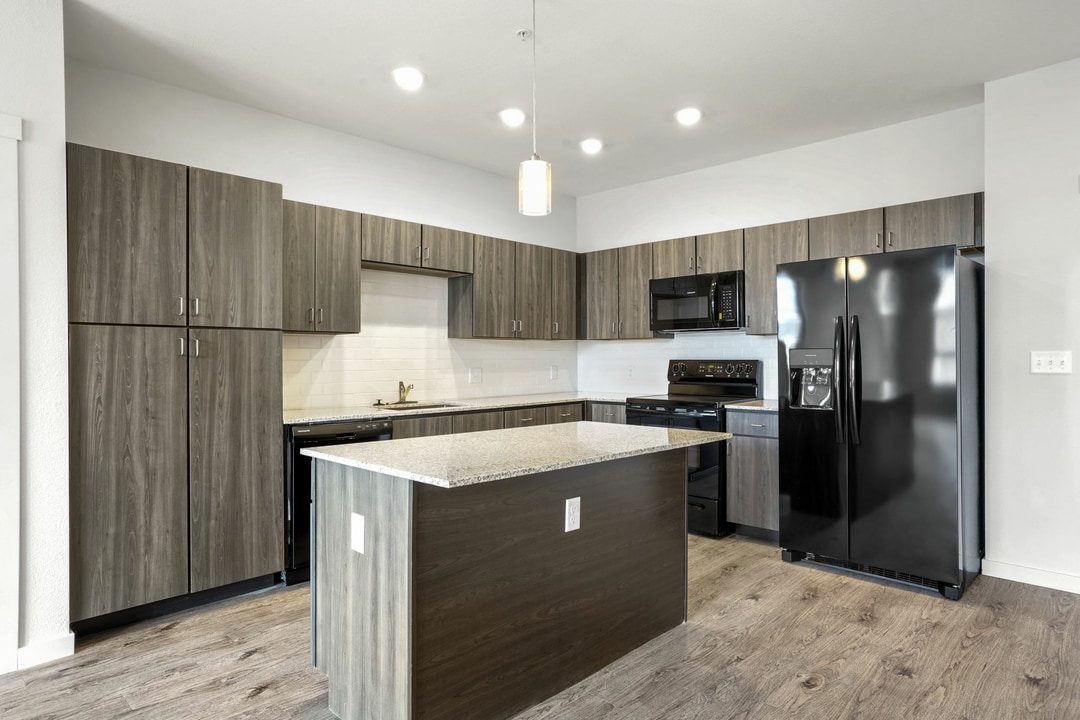 The Landing at Greyhound Park in Commerce City, CO - Foto de edificio