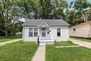 125 E Brickley Ave in Hazel Park, MI - Building Photo