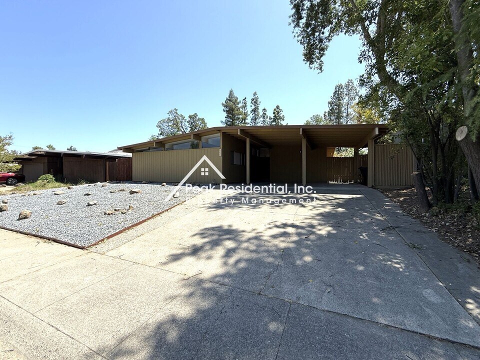 5232 Overbrook Way in Sacramento, CA - Building Photo