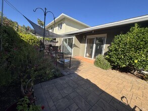 1060 Los Gamos Rd in San Rafael, CA - Building Photo - Building Photo