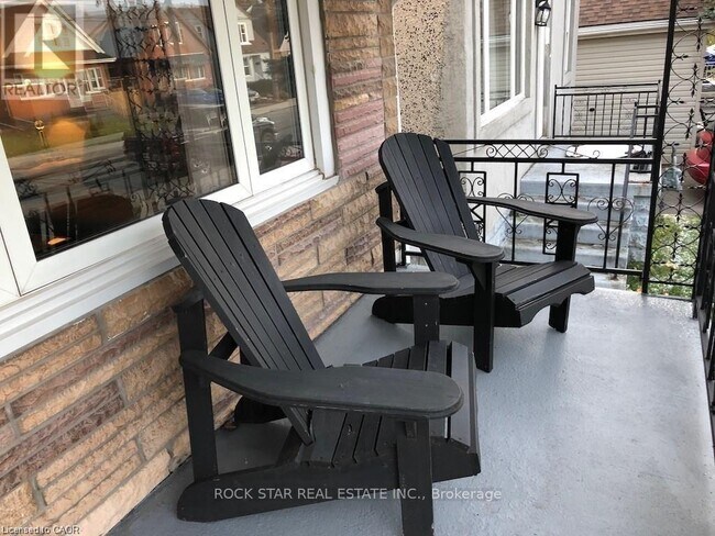 1198 Dunsmure Rd in Hamilton, ON - Building Photo - Building Photo