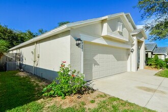 2296 Bracknell Forest Trail in Tavares, FL - Foto de edificio - Building Photo