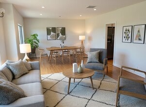 1037 S Longwood Ave in Los Angeles, CA - Foto de edificio - Building Photo