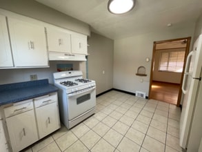 5869 W 54th St, Unit Down in Cleveland, OH - Foto de edificio - Building Photo