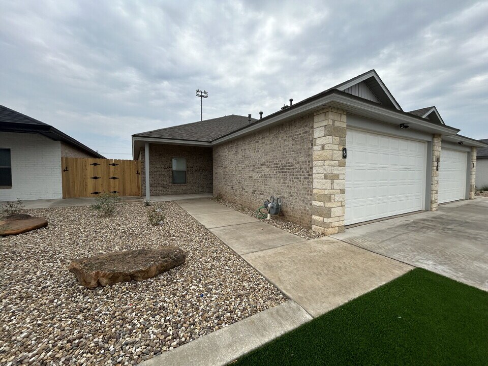 7006 40th St in Lubbock, TX - Building Photo