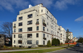 Wykagyl Garden Apartments in New Rochelle, NY - Building Photo - Building Photo