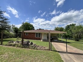 1305 N College Ave in Clarksville, AR - Building Photo