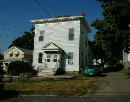 113 E Seventh St in Oswego, NY - Foto de edificio