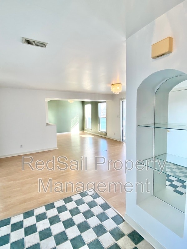 212 Dockside Dr in Hampton, VA - Foto de edificio - Building Photo