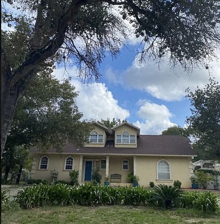 556 Flower Trail Loop in Floresville, TX - Building Photo