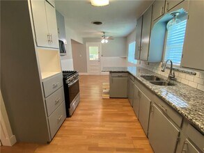 102 E Live Oak St in Hutto, TX - Building Photo - Building Photo