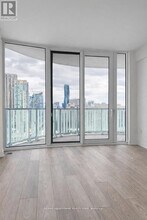 1 Fairview Rd E in Mississauga, ON - Building Photo - Building Photo