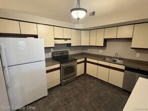 19317 Surrey Ln in Northville, MI - Building Photo - Building Photo