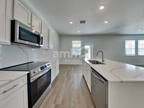 37878 Dusty Saddle Ln in Zephyrhills, FL - Building Photo - Building Photo