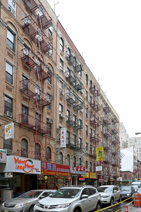 65 Bayard St in New York, NY - Building Photo