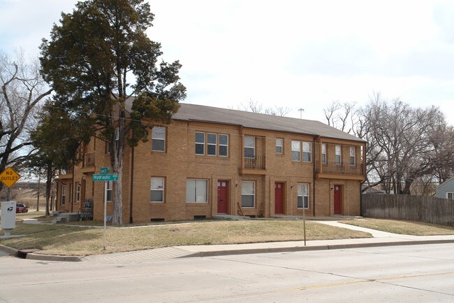 370 S Hydraulic St in Wichita, KS - Foto de edificio - Building Photo