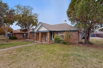 1634 Sunswept Terrace in Lewisville, TX - Foto de edificio - Building Photo