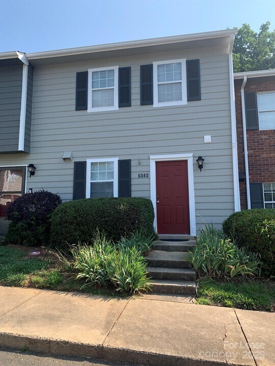6040 Heath Valley Rd in Charlotte, NC - Building Photo