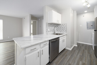 Highline Apartments in Little Rock, AR - Building Photo - Interior Photo