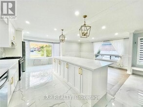 15 Scarcliff Gardens in Toronto, ON - Building Photo - Building Photo