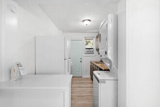 2101 W Romana St-Unit -Unit B in Pensacola, FL - Building Photo - Building Photo