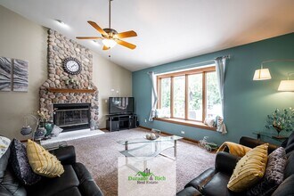 6429 N Sunny Point Rd in Glendale, WI - Building Photo - Building Photo