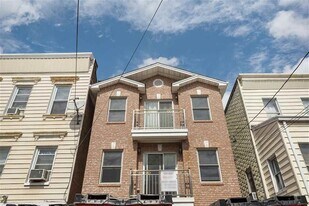 150 Congress St in Jersey City, NJ - Building Photo