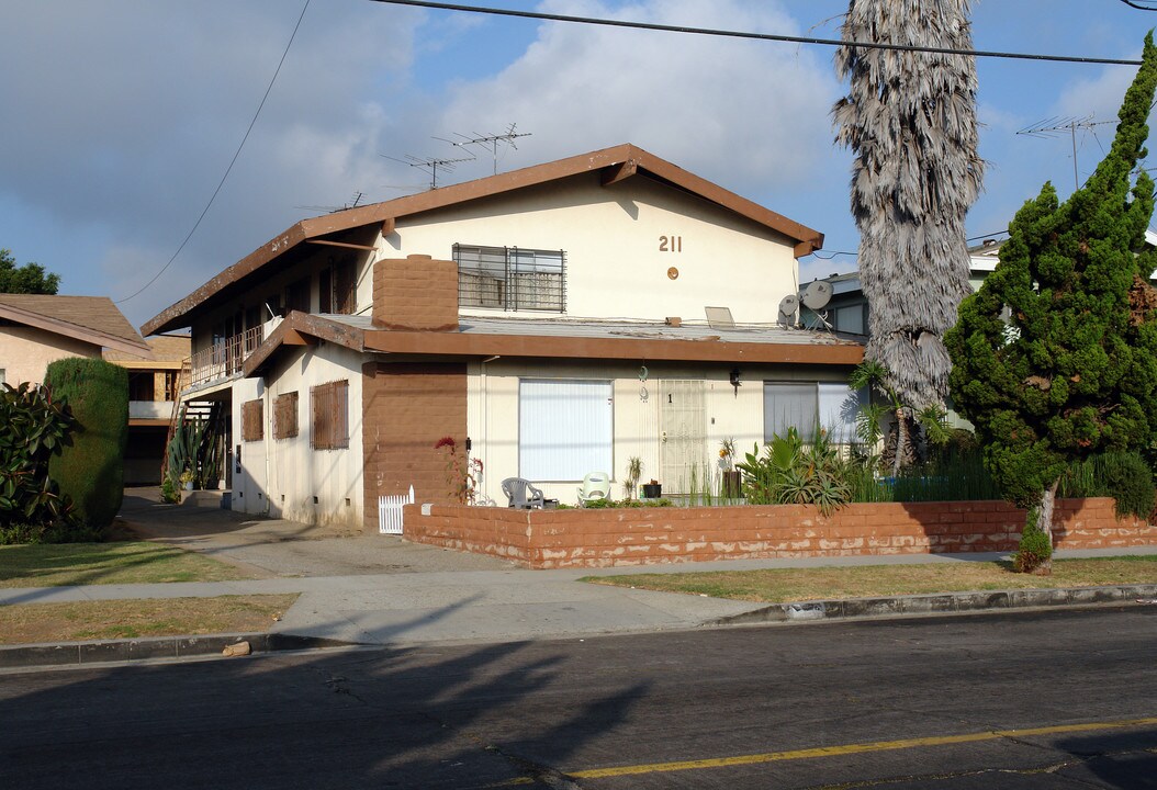 211 N Inglewood Ave in Inglewood, CA - Building Photo