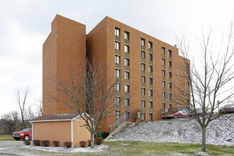 West Mifflin Manor in West Mifflin, PA - Foto de edificio - Building Photo