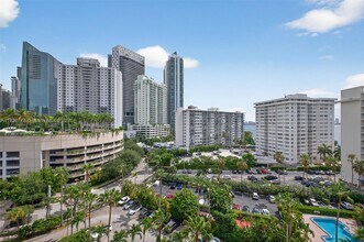 1450 Brickell Bay Dr in Miami, FL - Building Photo - Building Photo