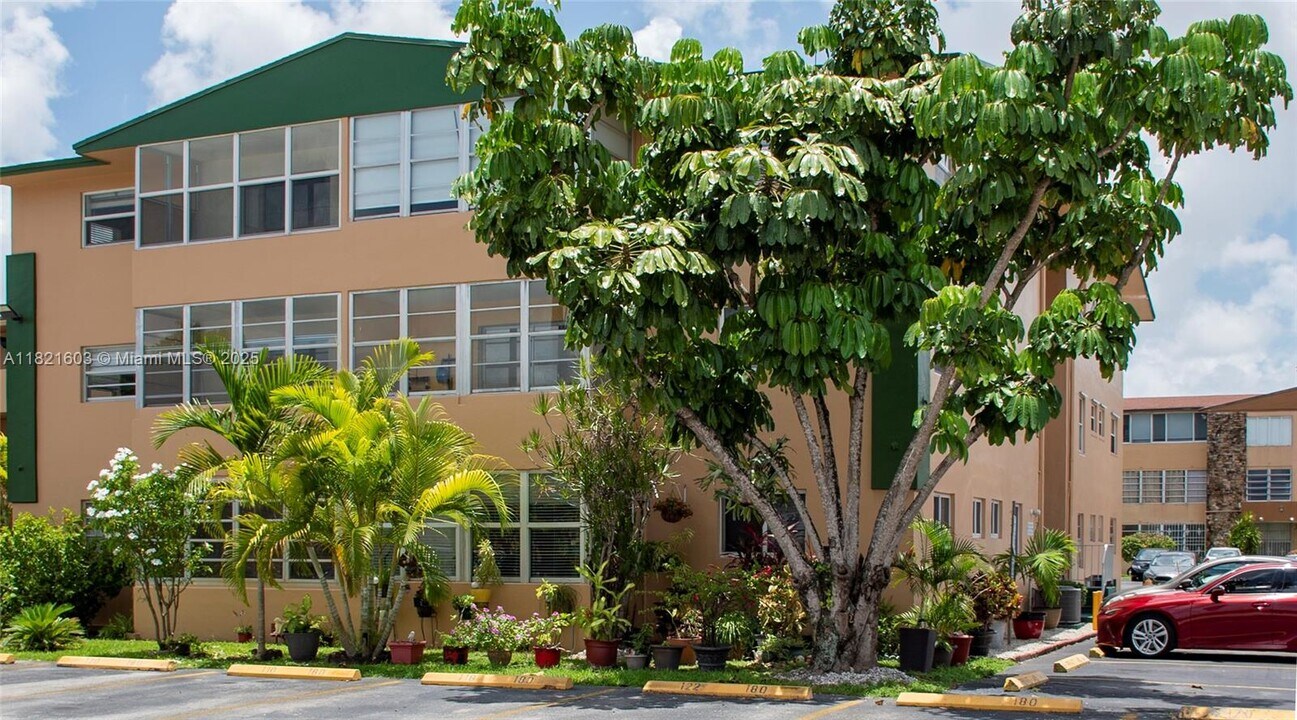 110 Royal Palm Rd in Hialeah Gardens, FL - Building Photo