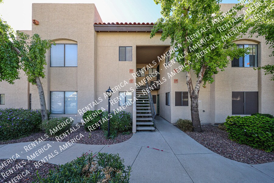 7008 E Gold Dust Ave in Paradise Valley, AZ - Building Photo