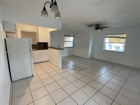 1702 McKinley St in Hollywood, FL - Building Photo