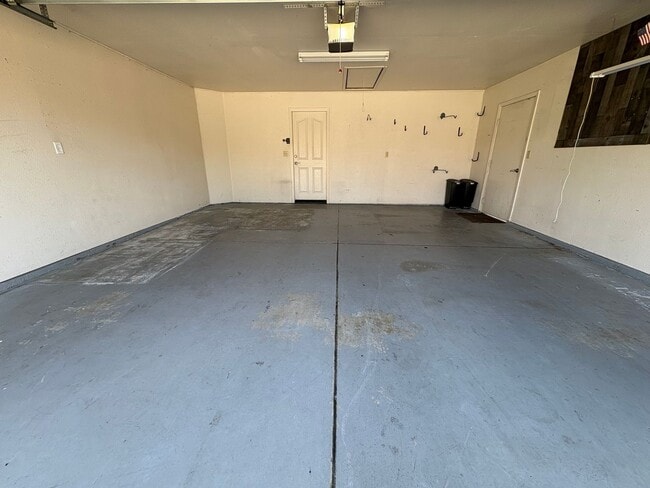 1031 N Crenshaw St in Visalia, CA - Building Photo - Building Photo