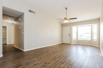 1611 S 63rd Dr in Phoenix, AZ - Foto de edificio - Building Photo