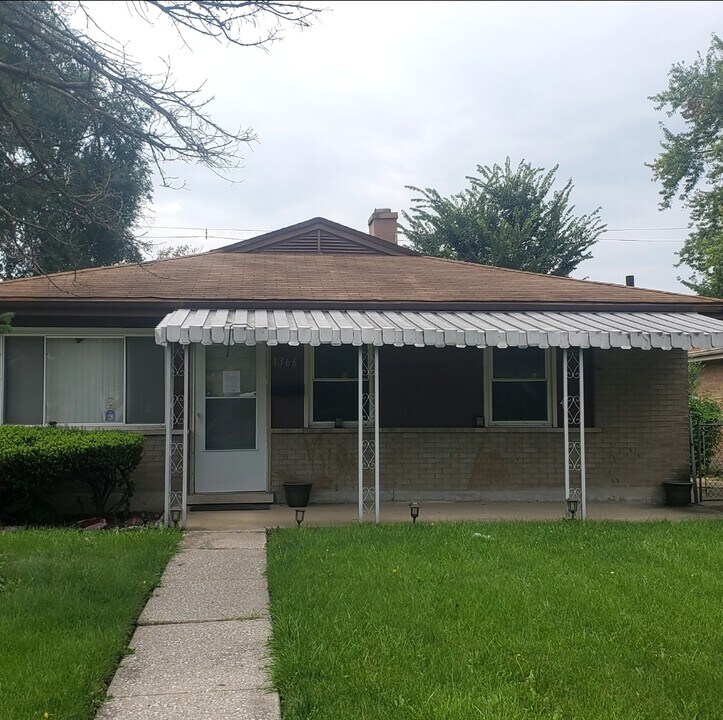 1366 Greenbay Ave in Calumet City, IL - Building Photo